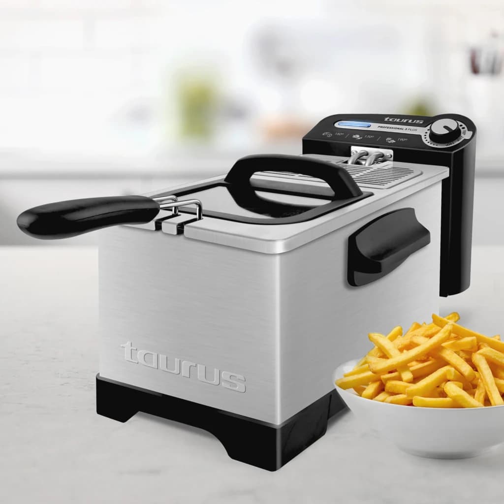 Fritadeira Taurus Professional 3 Plus 3L 2100W Aço Inoxidável, em uso: vista lateral com tigela de batatas fritas na bancada