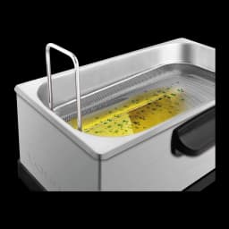 Friteuse Taurus Professional 3 Plus 3L 2100W Acier Inoxydable, détail: panier métallique immergé dans l'huile avec aliments