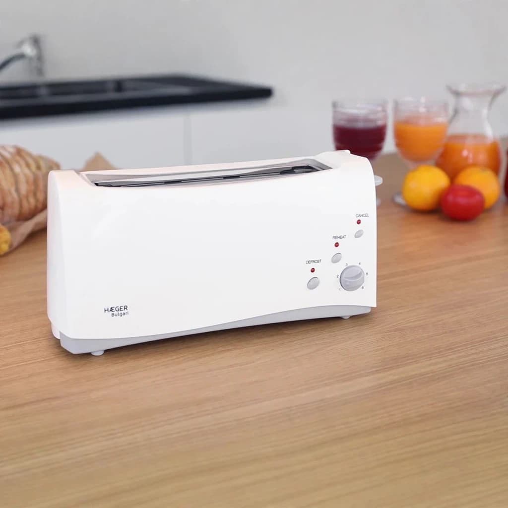 Grille-pain Haeger Bulgari 6 1000W 1 Fente Blanc, en utilisation: vue latérale sur plan de travail en bois avec pain et jus