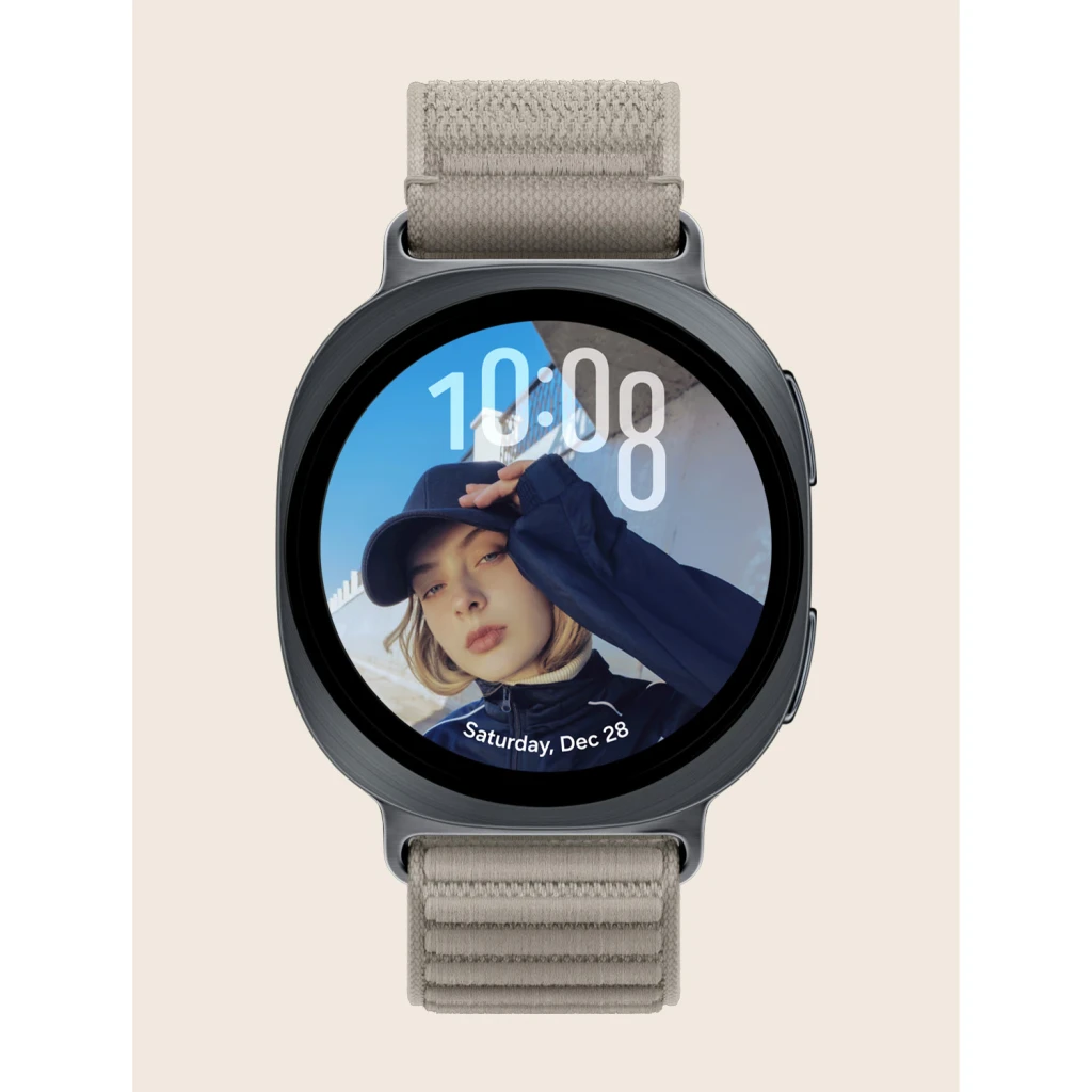 Correa smartwatch Samsung Fabric Band M/L Galaxy Watch 8/9 Beige Tela, en uso: correa tejida beige en reloj con pantalla