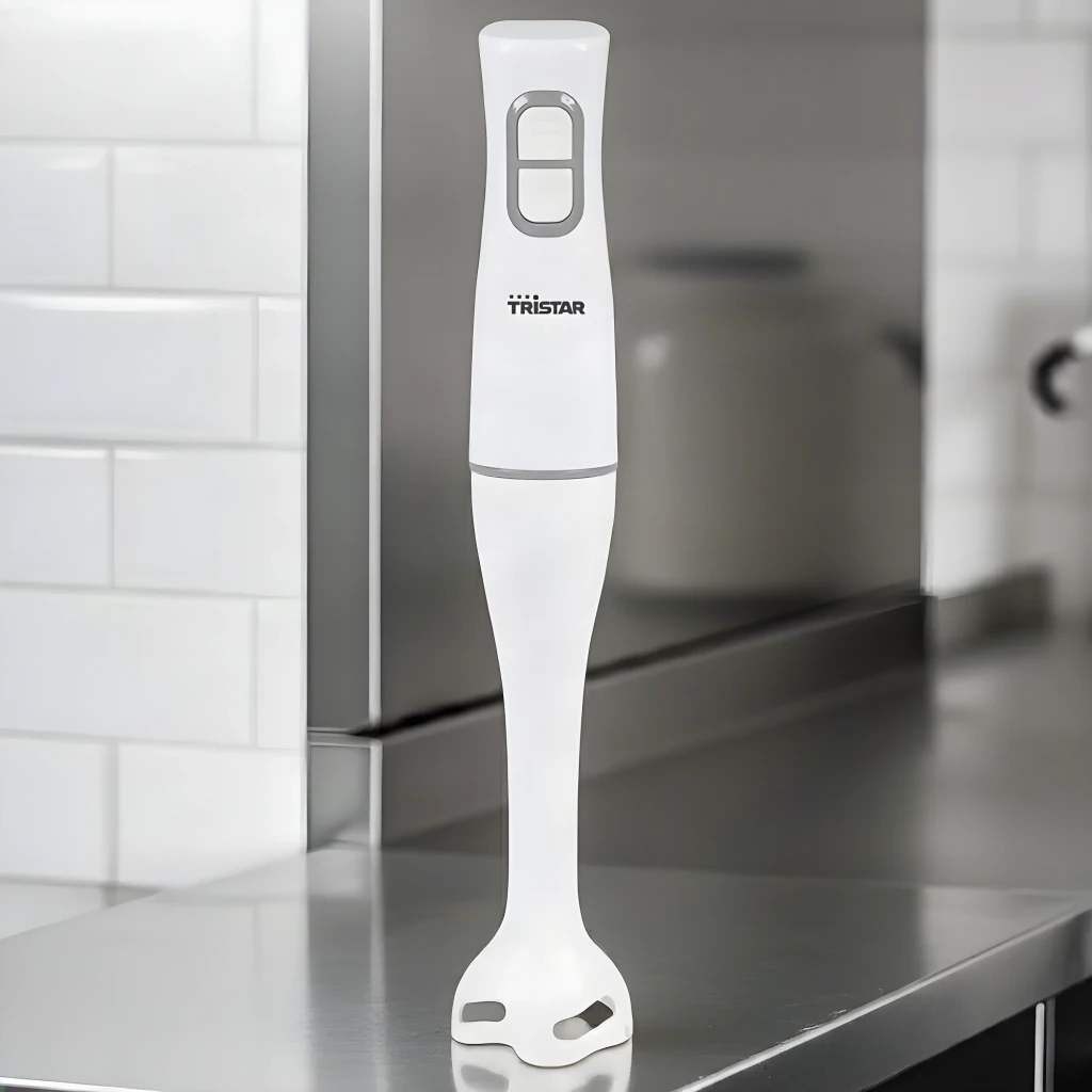 Batidora de mano TriStar 350W 2 Velocidades Blanco MX-4850, en uso: de pie en encimera de acero con botones de velocidad
