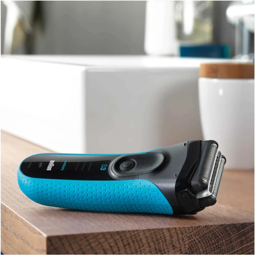Máquina de Barbear Braun Series 3 3040 Seco e Molhado Lâminas Preto/Azul, em uso: pousada em bancada de casa de banho