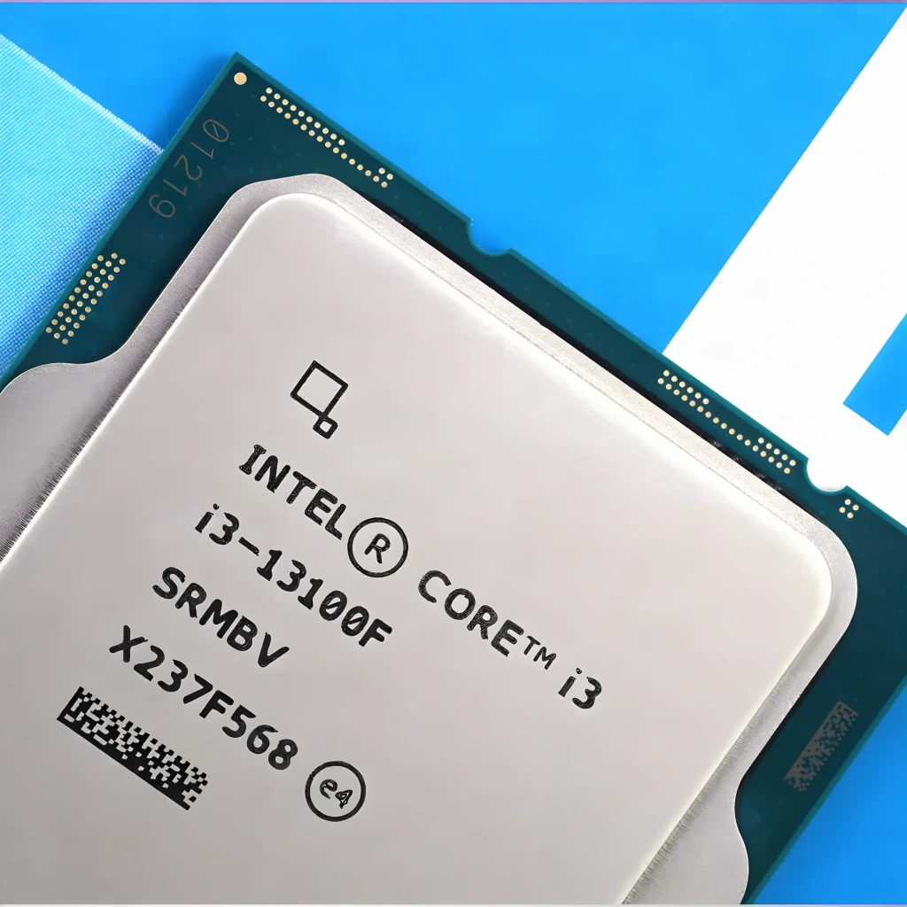 Intel Core i3-13100F Tray 4 Cœurs LGA1700, détail: IHS argenté avec sérigraphie du modèle et code SRMBV sur PCB vert