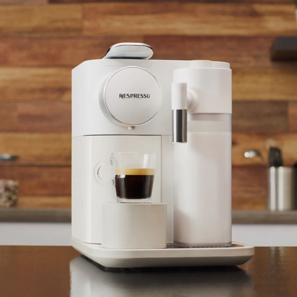 Cafetera de cápsulas De'Longhi Gran Lattissima 1L Tanque de leche integrado Nespresso Blanco EN640.W, en uso: vista lateral