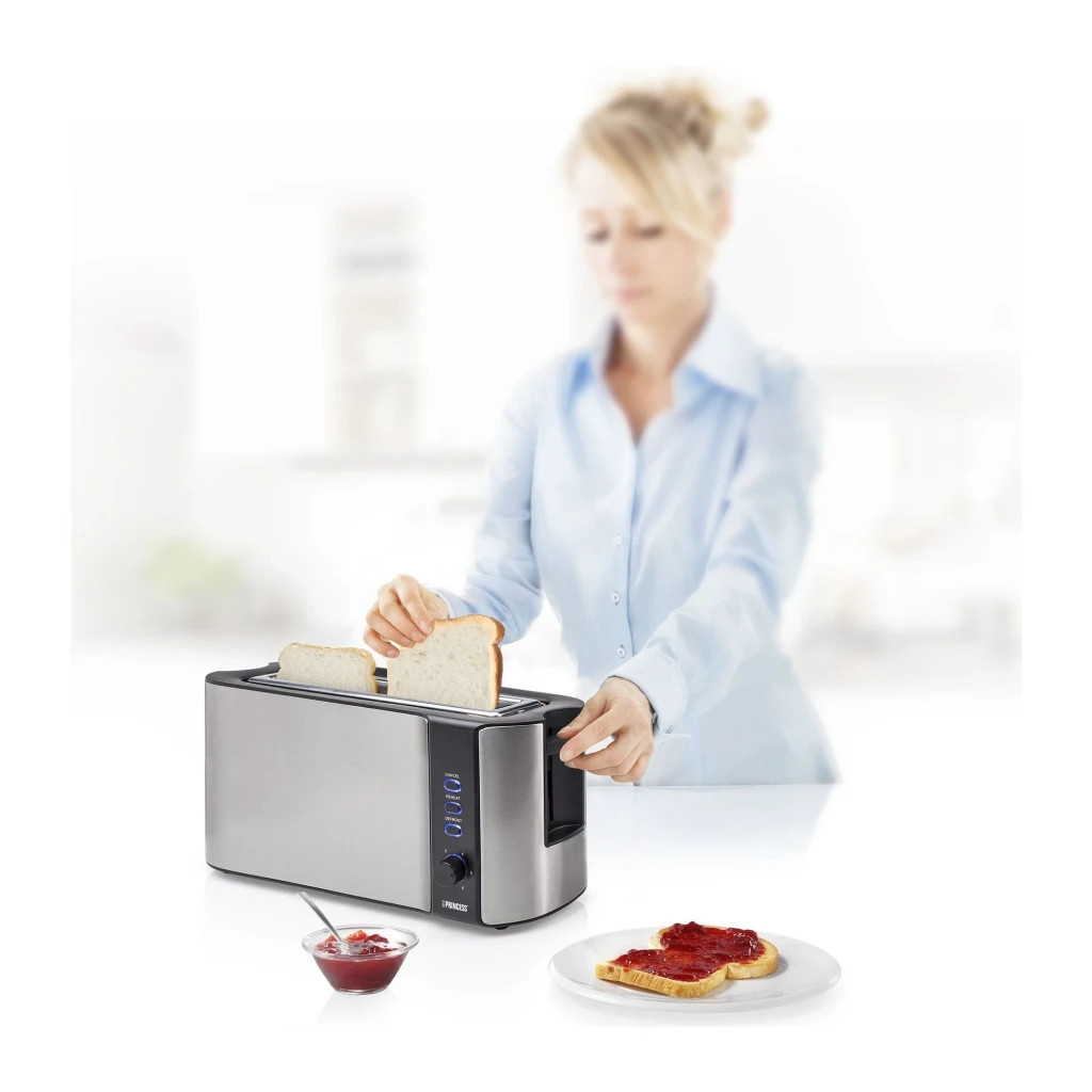 Grille-pain Princess Longue Fente avec Accessoire pour Viennoiseries 1000W Acier Inoxydable 142353, en utilisation: femme