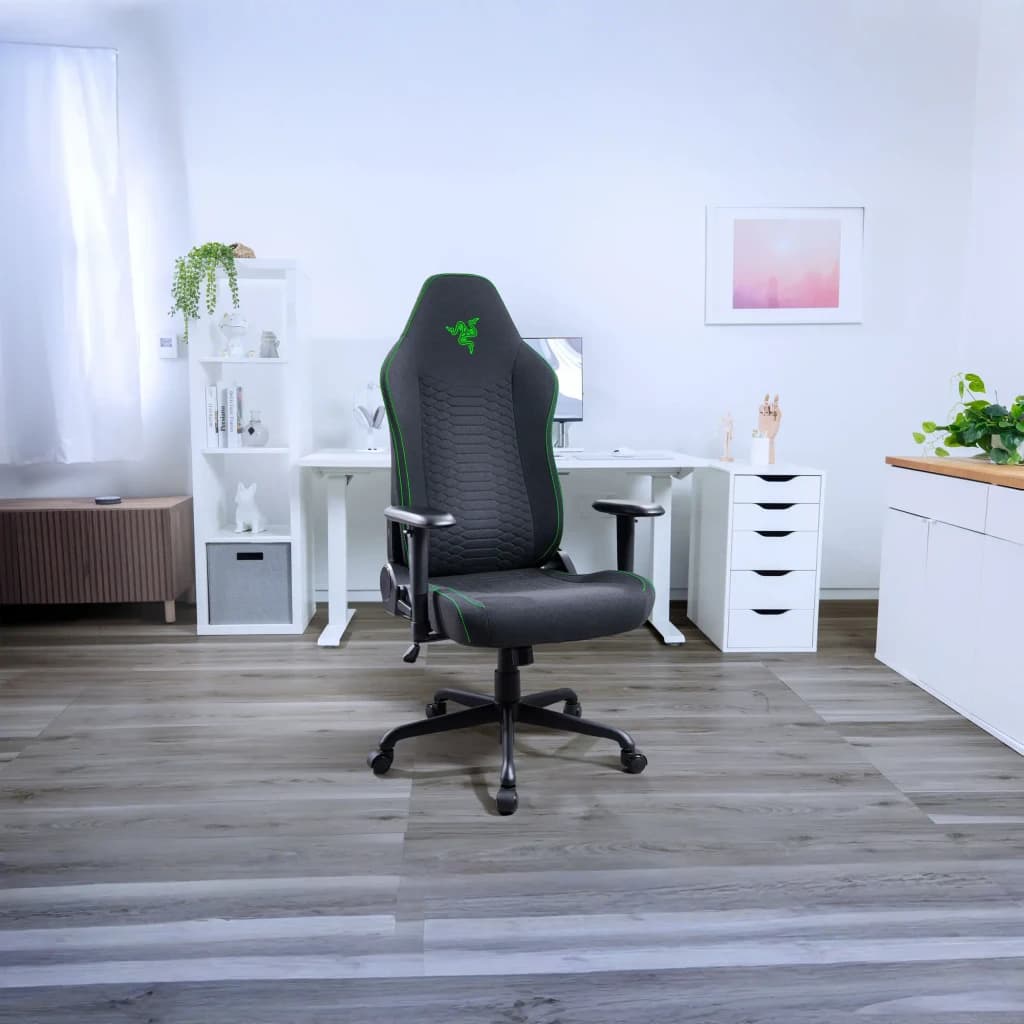 Siège Gaming Razer Iskur V2 X Noir/Vert Tissu Respirant 2D 136 kg, en situation: vue de face dans pièce avec bureau, logo