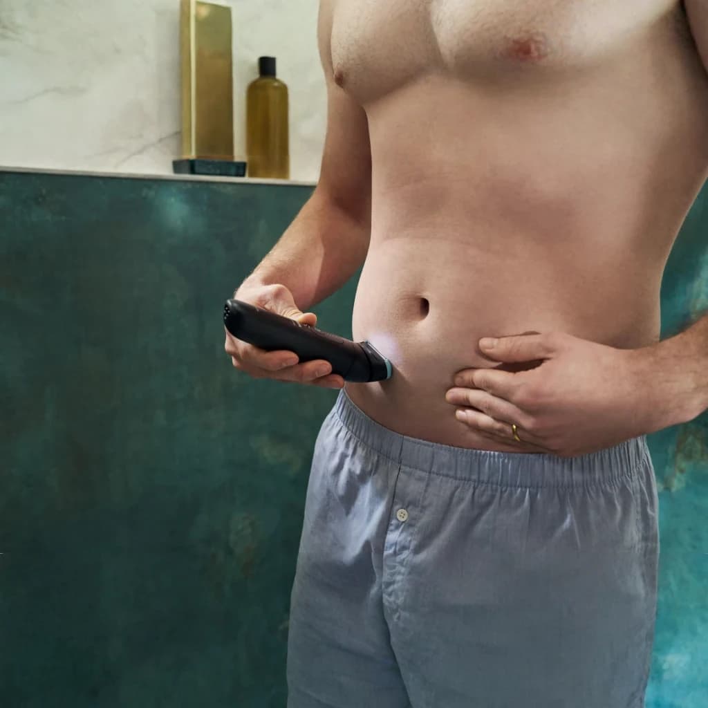 Tondeuse corporelle Philips Bodygroom Series 7000 Triple Protect Sec et mouillé Noir BG7470/15, en utilisation: homme rasant