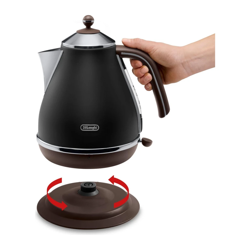 Chaleira elétrica De'Longhi Icona Vintage KBOV 2001 1,7L 2000W Preto, em uso: mão na alça castanha e base giratória 360°