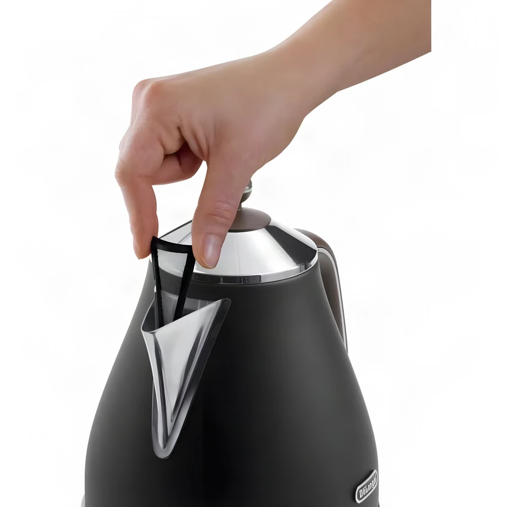 Chaleira elétrica De'Longhi Icona Vintage KBOV 2001 1,7L 2000W Preto, em uso: mão abrindo a tampa cromada superior
