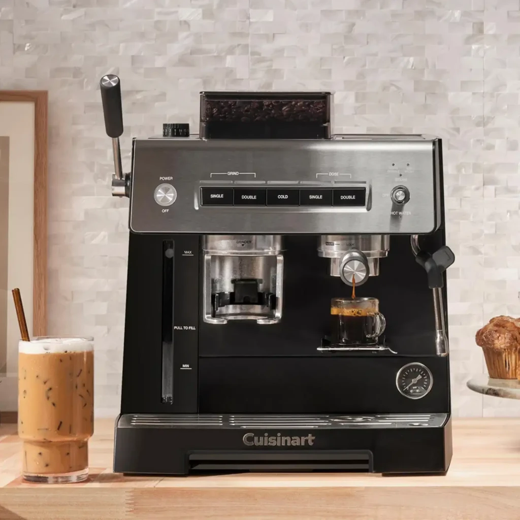Machine à Expresso Cuisinart 2,2L Moulin intégré 16 positions Noir/Argent EM640E, en cours d'utilisation: expresso coulant