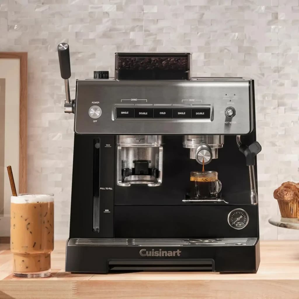Machine à Expresso Cuisinart 2,2L Moulin intégré 16 positions Noir/Argent EM640E, en cours d'utilisation: expresso coulant