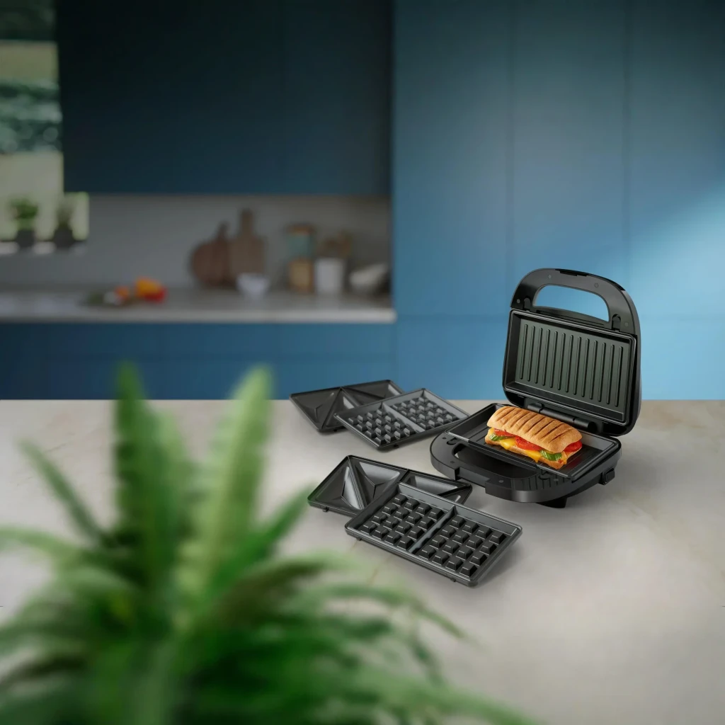Sandwichera Philips Grill 3 en 1 750W Negro/Plata HD2350/80, en uso: abierta con sándwich en cocina, 3 placas