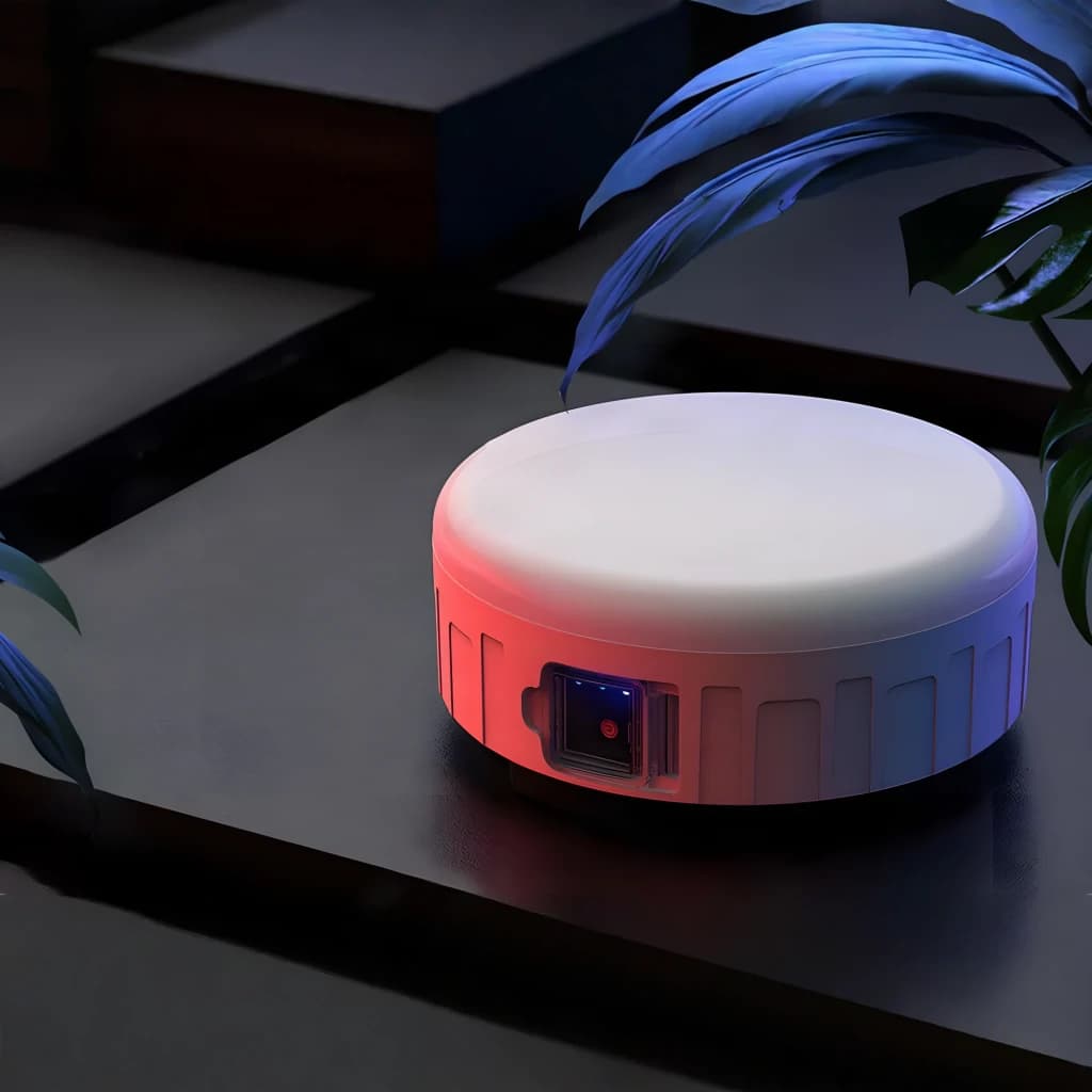 Lanterna de Campismo Superfire T25 Branco Recarregável USB 400 Lúmens, em uso: acesa sobre superfície escura com luz