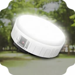 Lanterna de Campismo Superfire T25 Branco Recarregável USB 400 Lúmens, em uso: acesa emitindo luz LED intensa, botão