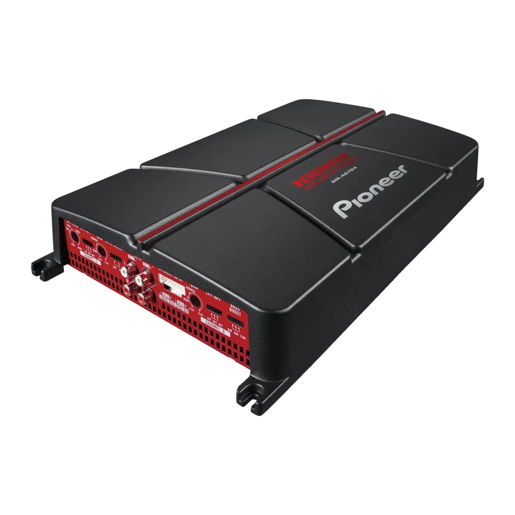 Amplificateur voiture Pioneer 4 canaux 60W x 4 RMS Noir GM-A6704, vue de face: boîtier noir avec panneau latéral rouge