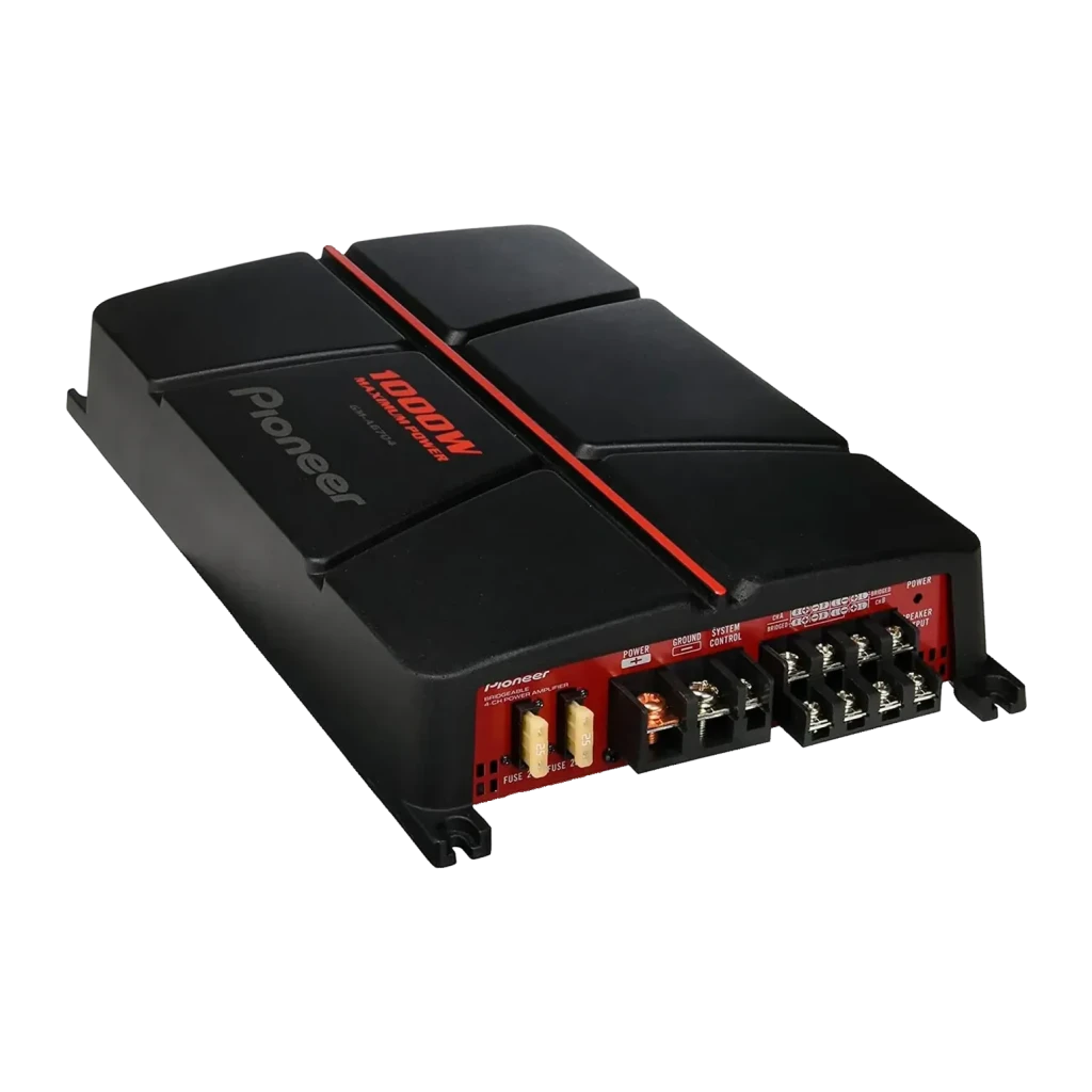 Amplificateur voiture Pioneer 4 canaux 60W x 4 RMS Noir GM-A6704, détail: panneau de connexions avec fusibles, bornes
