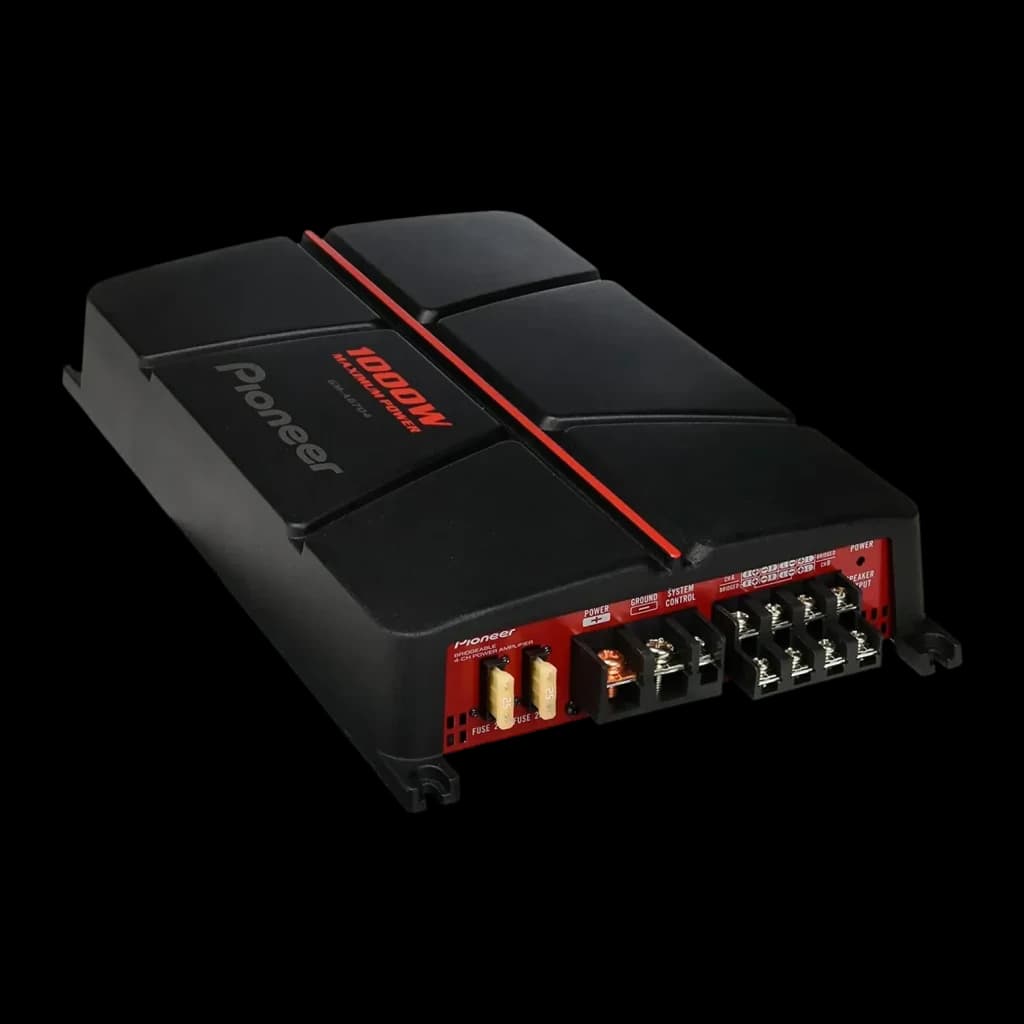Amplificateur voiture Pioneer 4 canaux 60W x 4 RMS Noir GM-A6704, détail: panneau de connexions avec fusibles, bornes