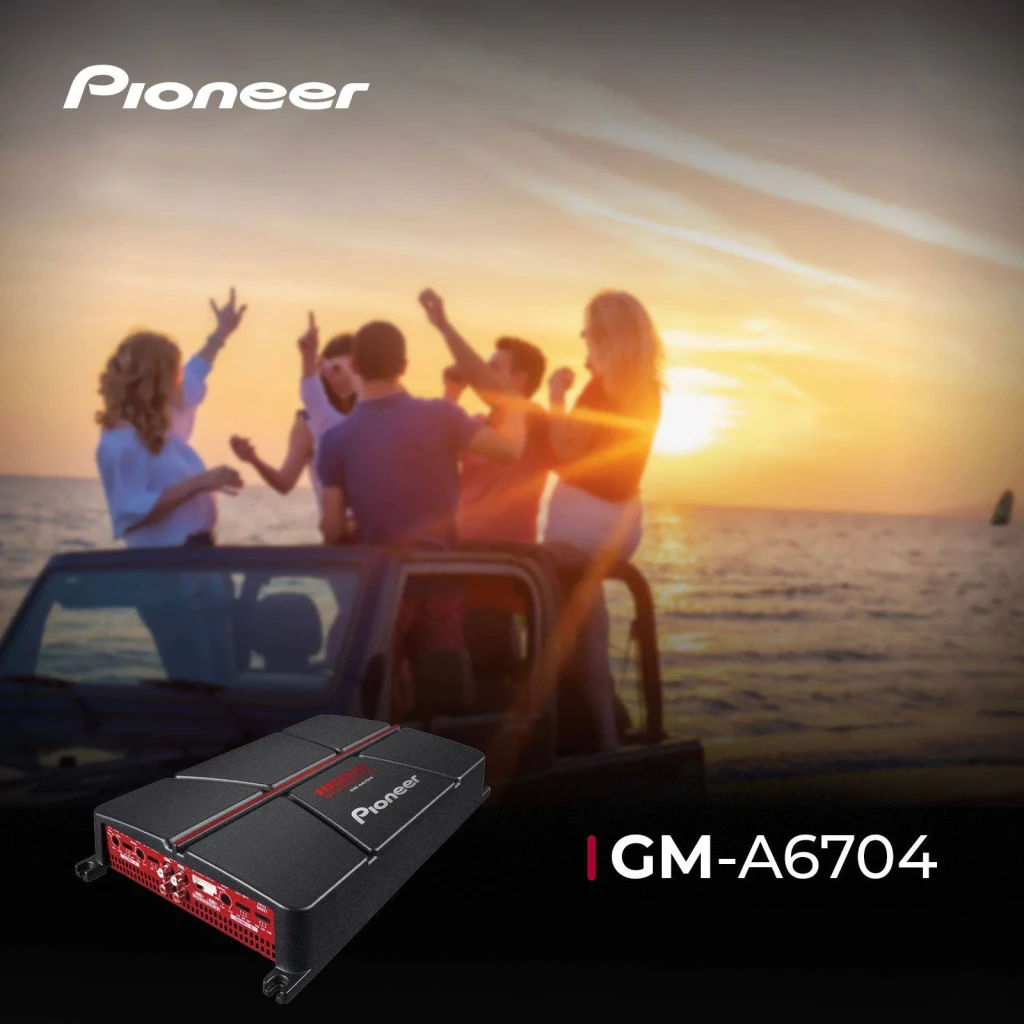 Amplificateur voiture Pioneer 4 canaux 60W x 4 RMS Noir GM-A6704, en utilisation: groupe dansant sur une voiture au coucher