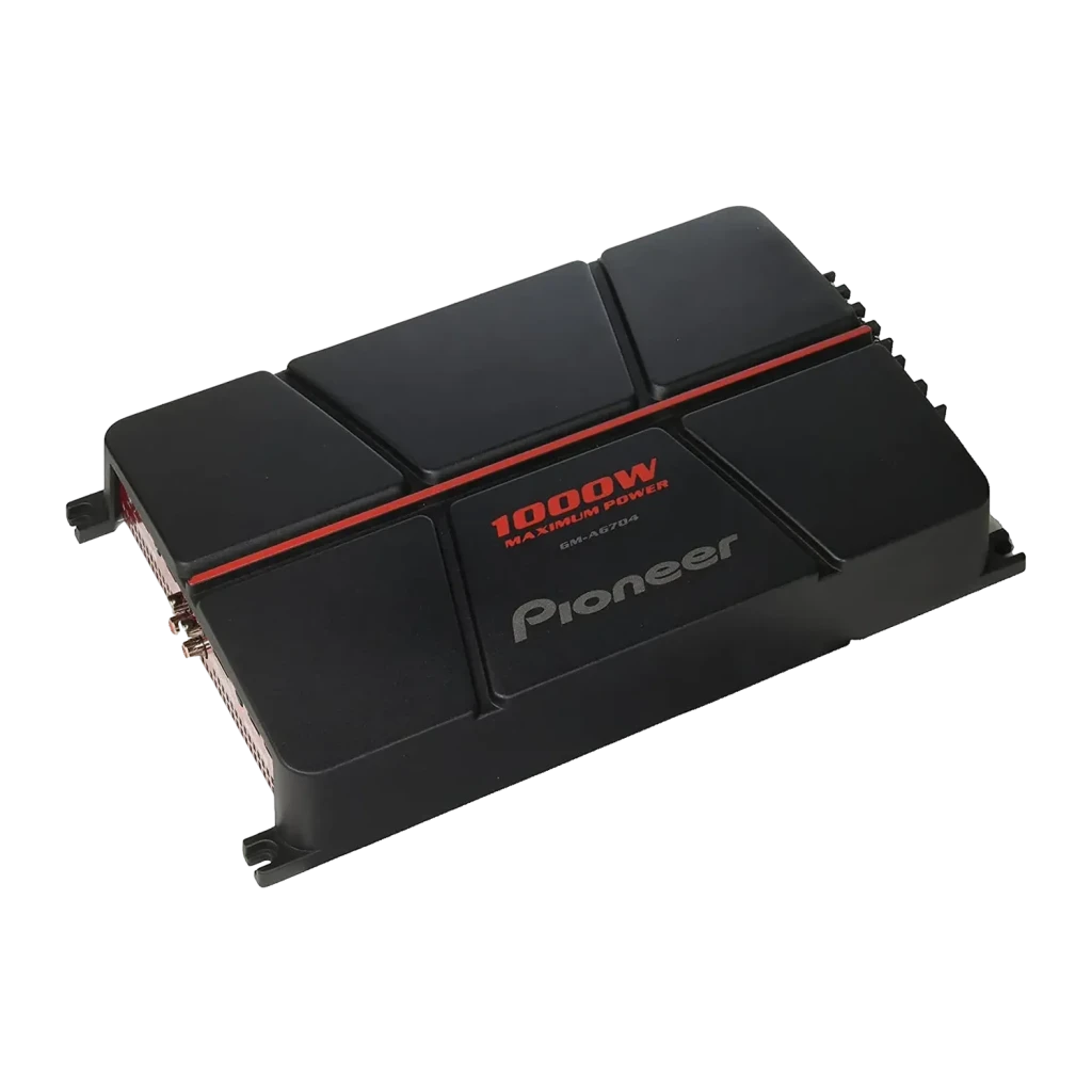 Amplificateur voiture Pioneer 4 canaux 60W x 4 RMS Noir GM-A6704, détail: capot supérieur avec logo Pioneer, bande rouge