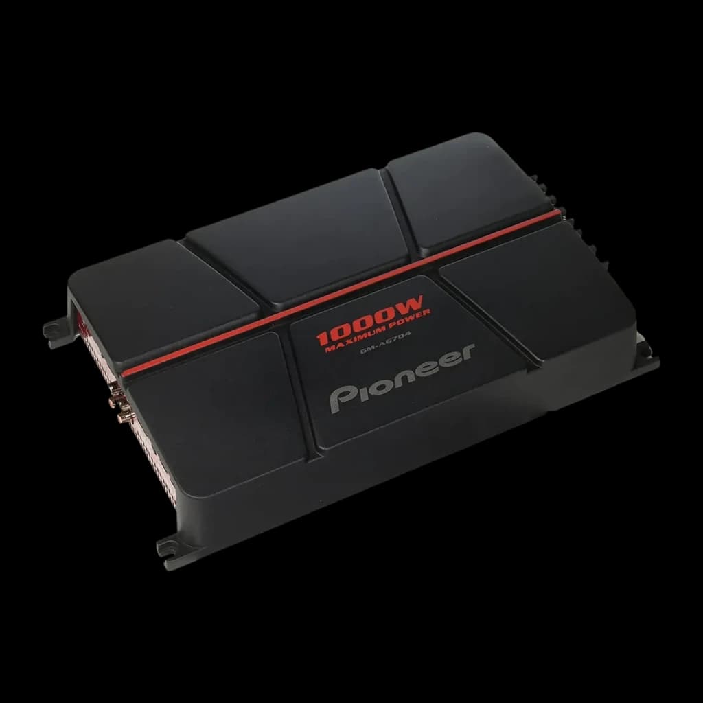 Amplificateur voiture Pioneer 4 canaux 60W x 4 RMS Noir GM-A6704, détail: capot supérieur avec logo Pioneer, bande rouge
