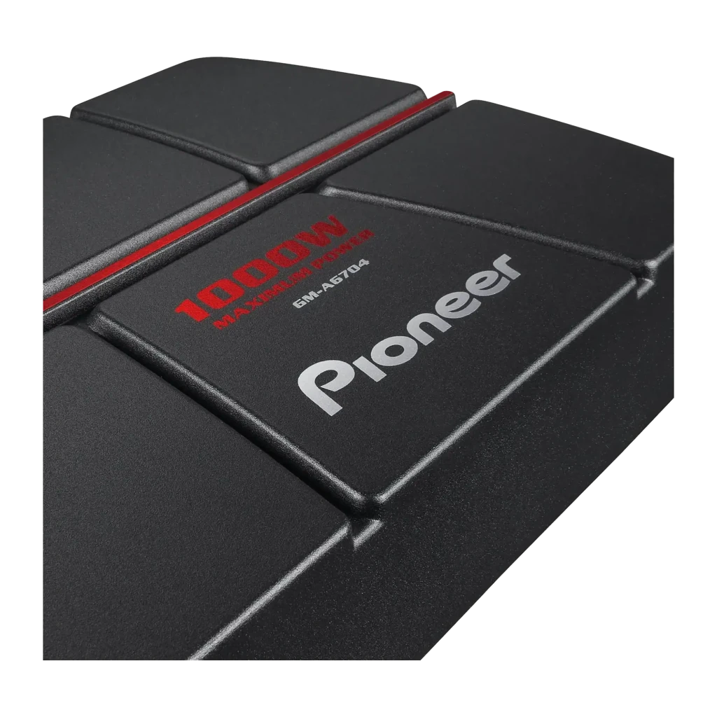 Amplificateur voiture Pioneer 4 canaux 60W x 4 RMS Noir GM-A6704, détail: logo Pioneer, texte 1000W en rouge et liseré rouge