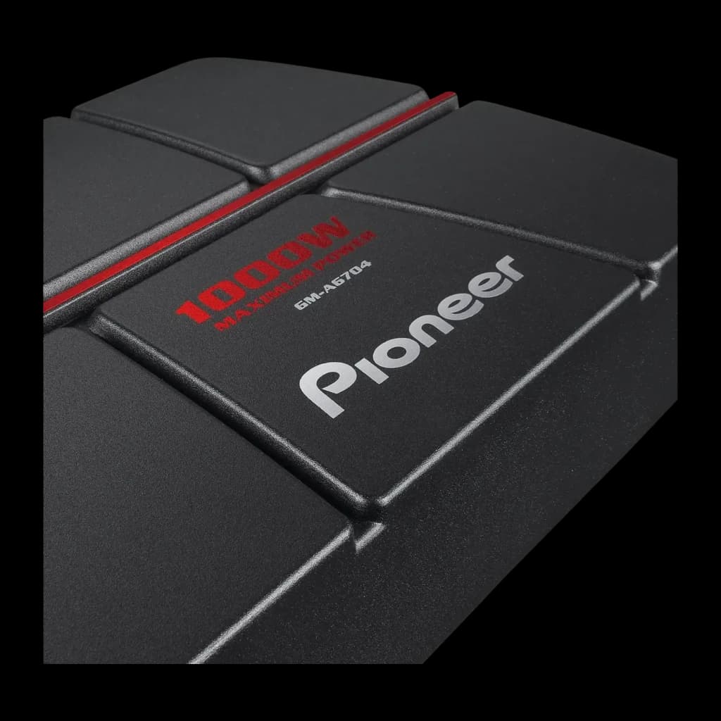 Amplificateur voiture Pioneer 4 canaux 60W x 4 RMS Noir GM-A6704, détail: logo Pioneer, texte 1000W en rouge et liseré rouge
