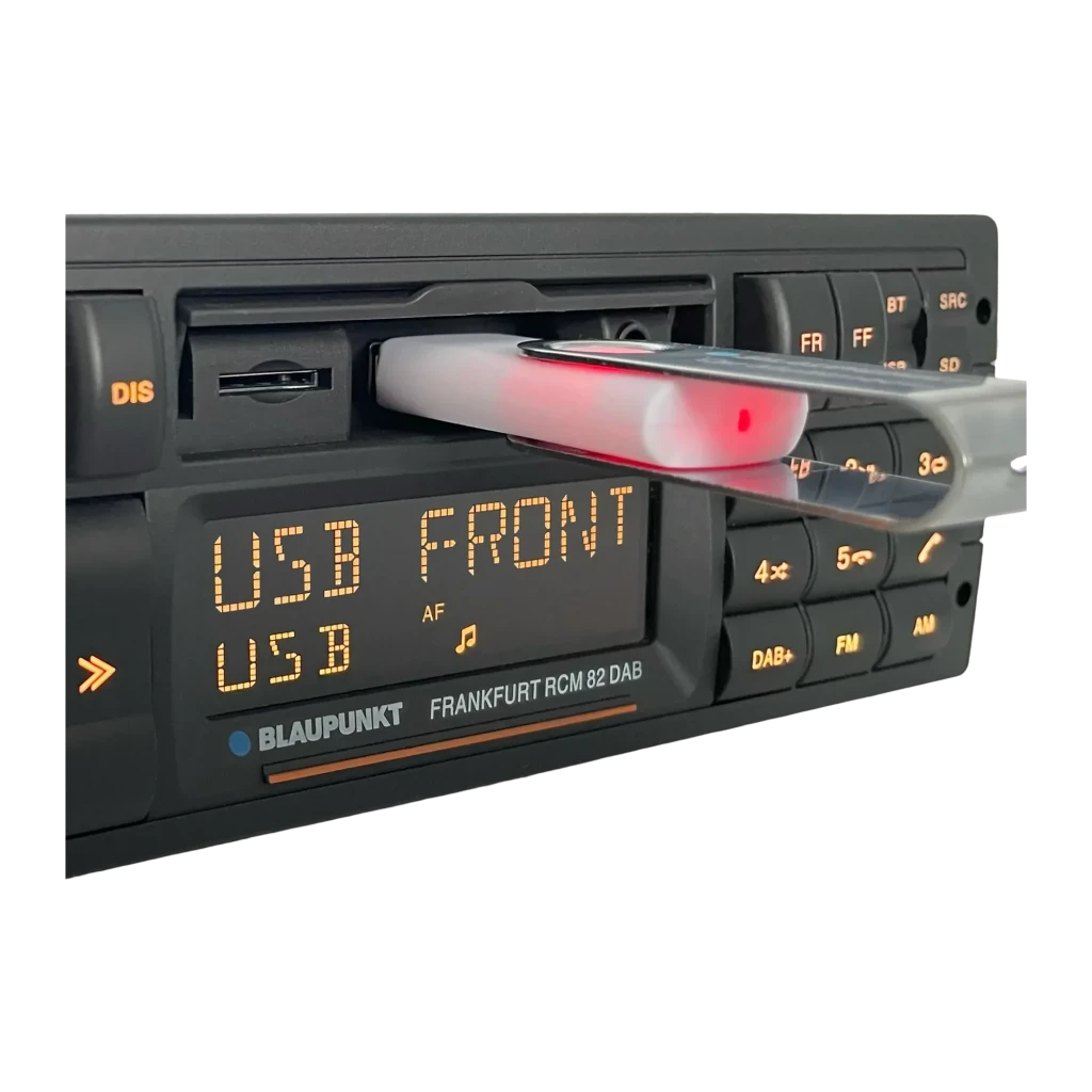 Autorradio Blaupunkt Frankfurt RCM 82 DAB Negro 1 DIN Bluetooth, detalle: pantalla LED naranja mostrando USB FRONT