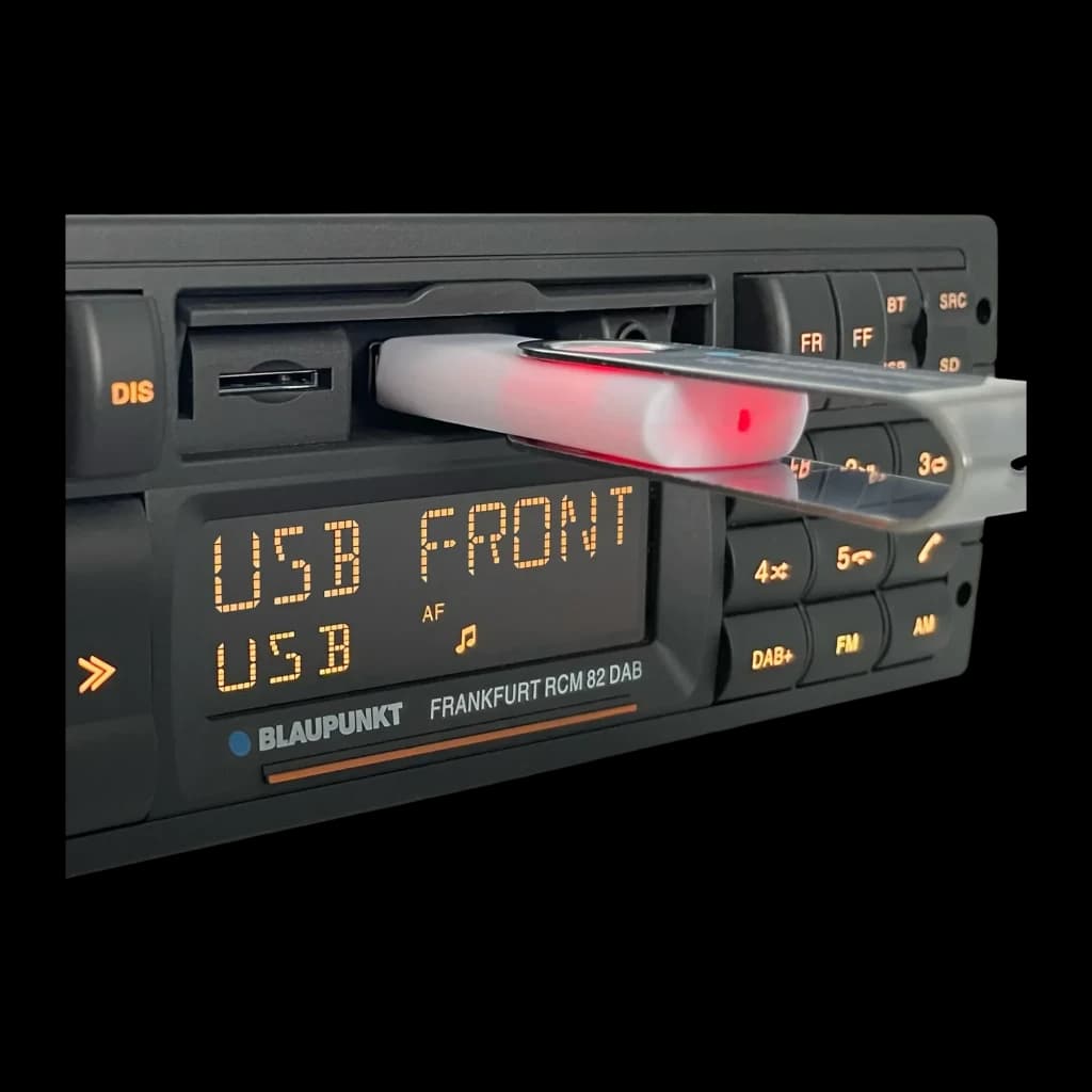 Autorradio Blaupunkt Frankfurt RCM 82 DAB Negro 1 DIN Bluetooth, detalle: pantalla LED naranja mostrando USB FRONT