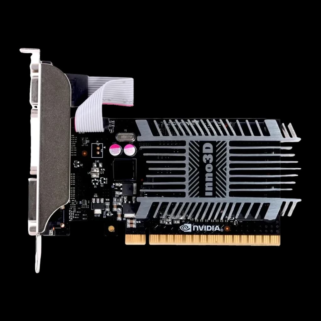 Inno3D GeForce GT 710 SDDR3 LP 2 Go GDDR3 Low Profile Noir, vue de face: dissipateur passif logo Inno3D, PCB noir et équerre
