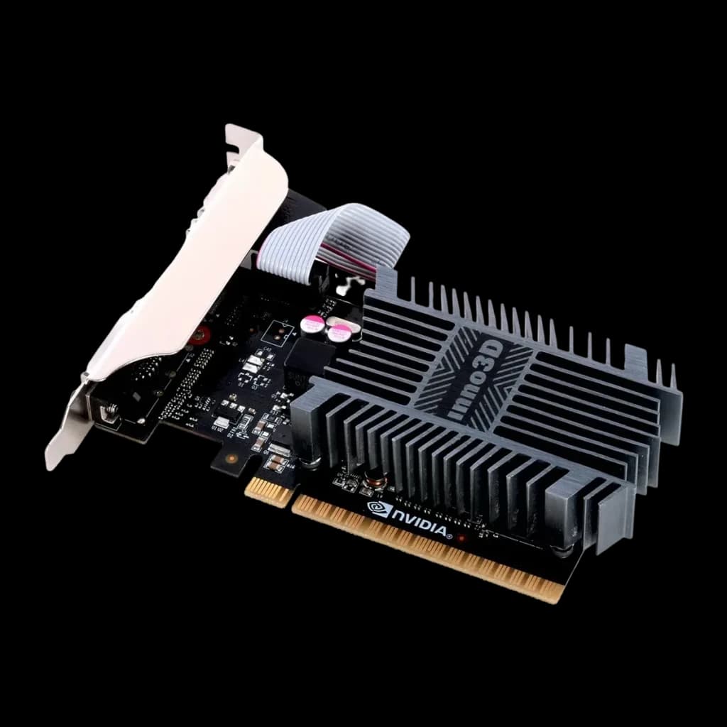 Inno3D GeForce GT 710 SDDR3 LP 2 Go GDDR3 Low Profile Noir, détail: dissipateur passif à ailettes, PCB noir et équerre low