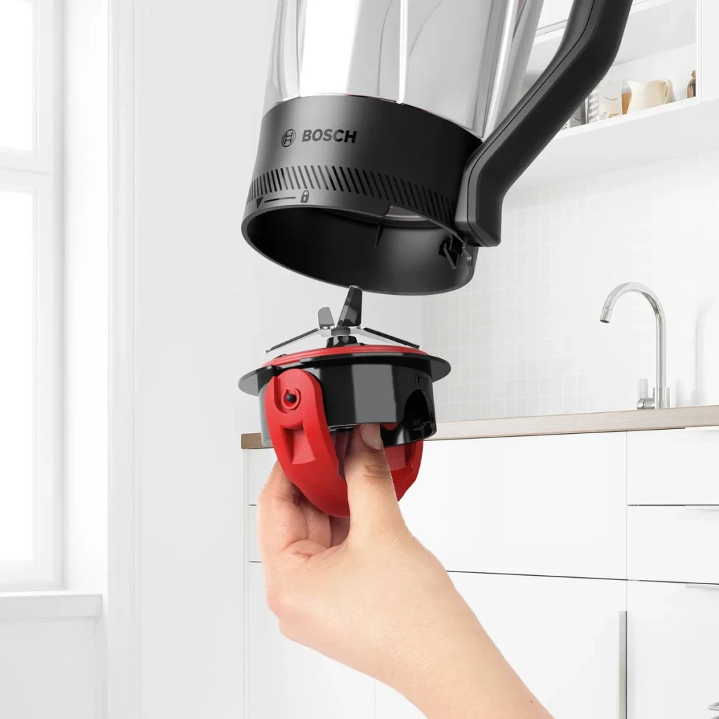 Bol en verre Bosch ThermoSafe 1,5L Acier Inoxydable MUZS6MX, en utilisation: main retirant le couvercle rouge avec lames
