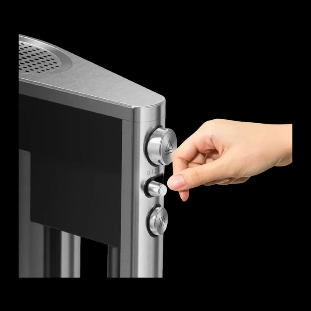Batedeira de varas Cecotec PowerTwist 500 Full Steel 500W Preto, detalhe: mão a ajustar seletor de velocidade no corpo