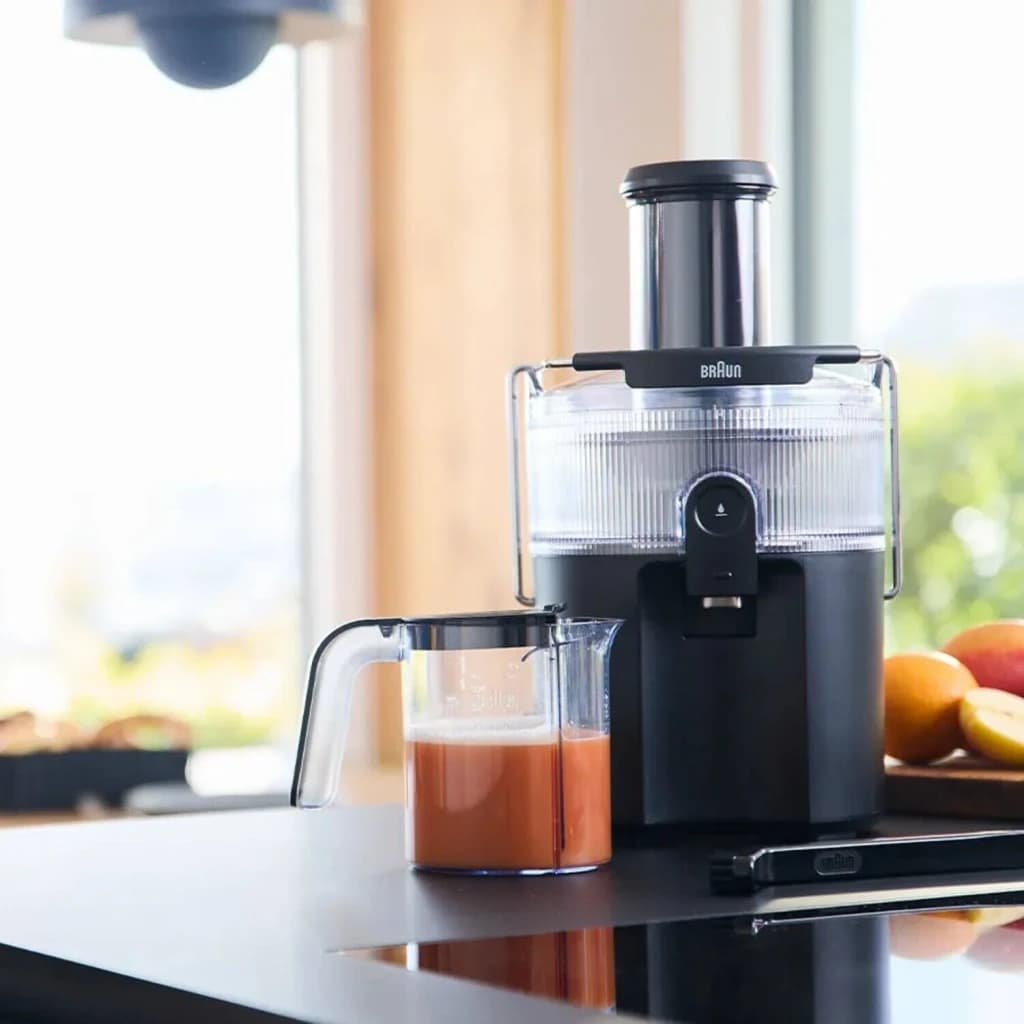 Centrifugeuse Braun MultiJuice 5 SJ5000 800W 2L jus Noir, en utilisation: pichet rempli de jus d'orange frais sur plan