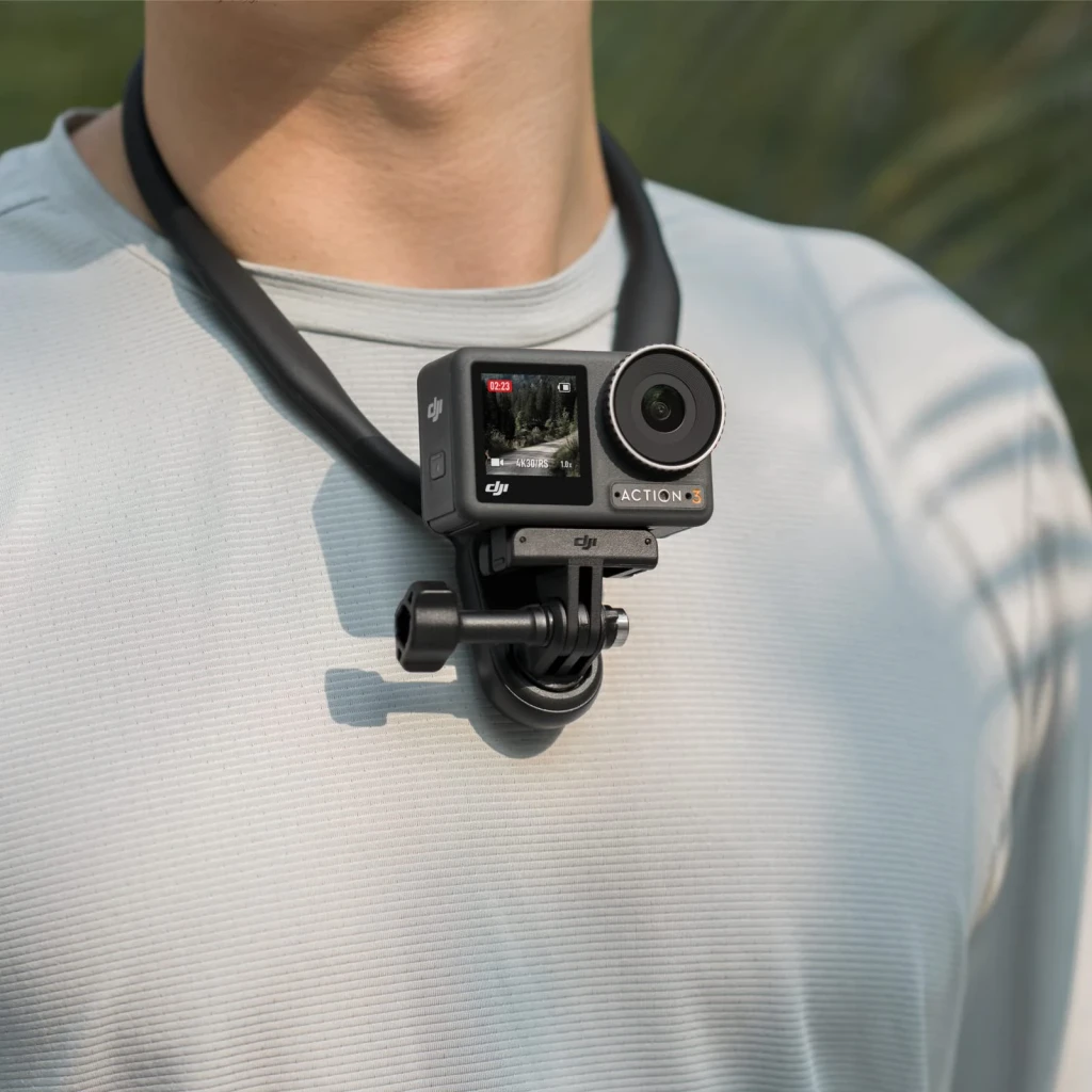 Suporte de Pescoço DJI para Osmo Action Preto Gel de sílica flexível Mãos livres, em uso: fixado no peito com câmera