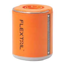 Bomba Portátil Flextail Tiny Pump 2X Laranja USB-C 400lm (3 níveis), detalhe: corpo cilíndrico laranja com logo Flextail