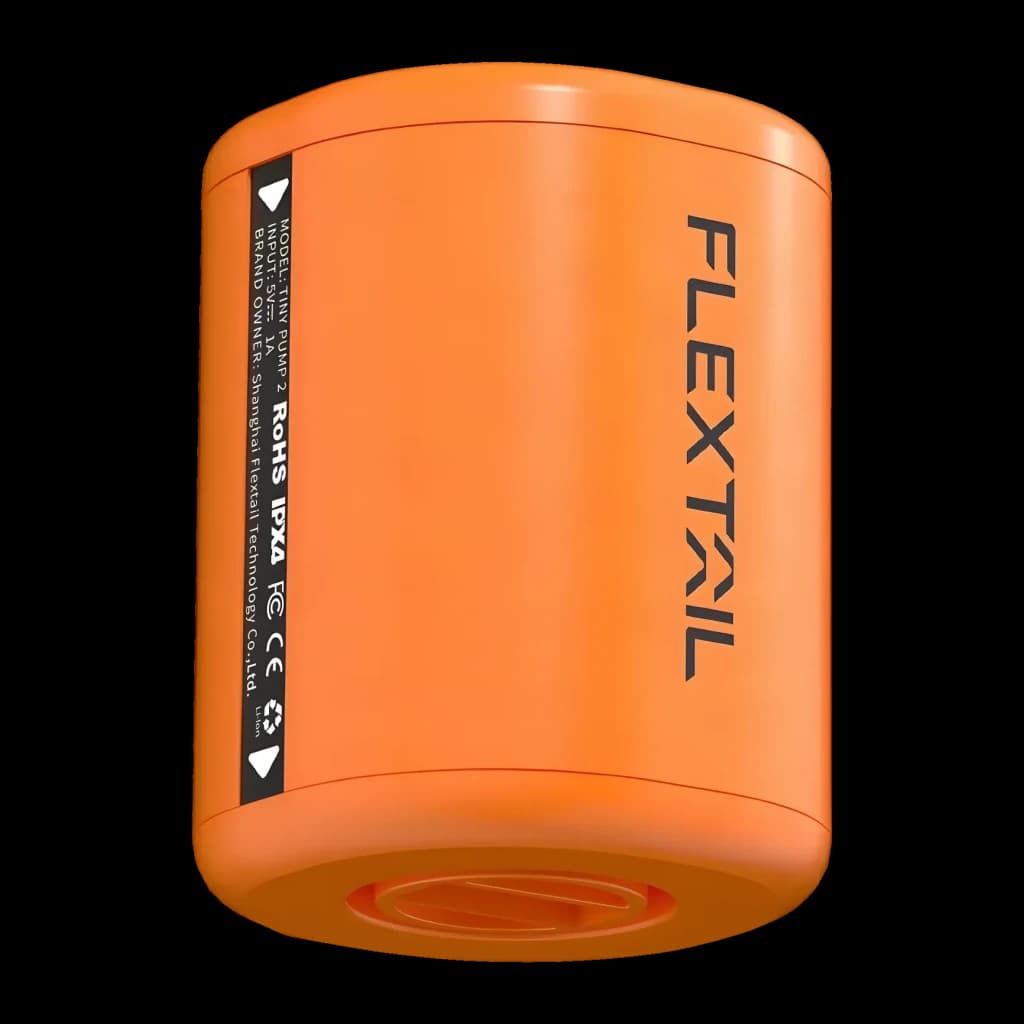 Bomba Portátil Flextail Tiny Pump 2X Laranja USB-C 400lm (3 níveis), detalhe lateral: etiqueta RoHS IPX4 e logo Flextail