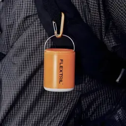 Bomba Portátil Flextail Tiny Pump 2X Laranja USB-C 400lm (3 níveis), em uso: pendurada com mosquetão dourado em mochila