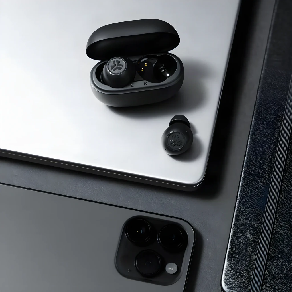 Auriculares JLab Audio Go Pop ANC Cancelación de Ruido TWS Bluetooth 5.3 Negro, en uso: estuche abierto con auriculares L
