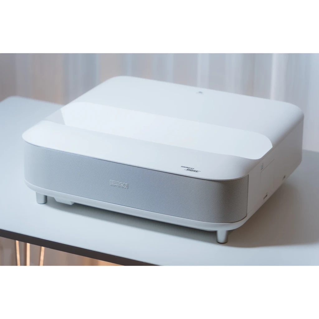 Projecteur laser ultra-courte focale Epson LifeStudio Grand 4K UHD 3600 lumens ANSI Blanc EH-LS670W, détail: grille frontale