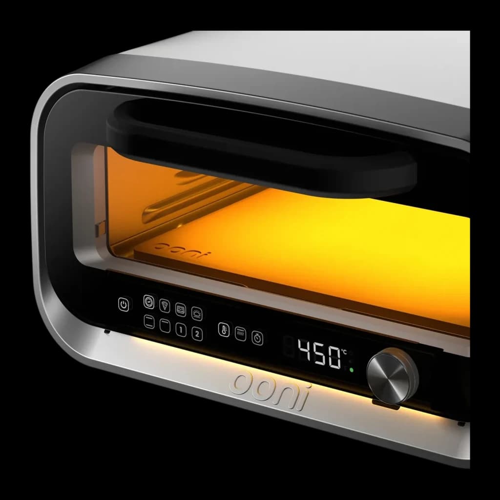 Four à pizza électrique Ooni Volt 2 1600W Blanc, détail: panneau de commande avec affichage 450°C, intérieur orange lumineux