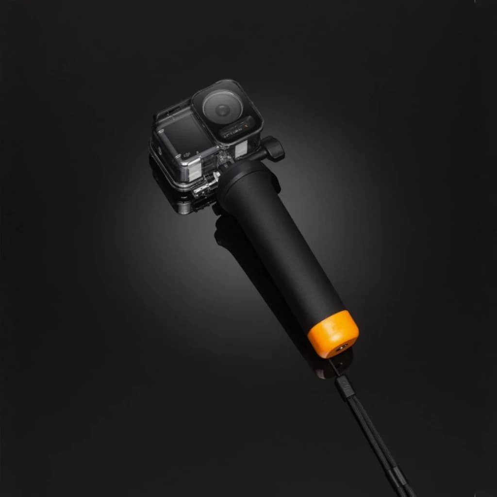 Kit Accessoires Plongée DJI Osmo Action 3 Noir 60 m IP68, en utilisation: caméra en boîtier sous-marin montée sur poignée