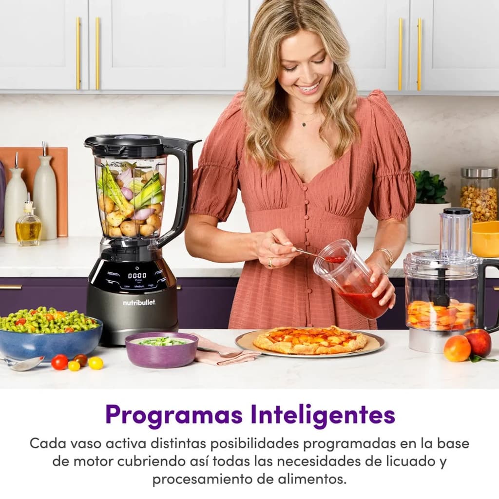 Blender et robot NutriBullet Triple Prep System 1,8L 1500W 4 vitesses Noir NBF580B, en utilisation: femme verse sauce