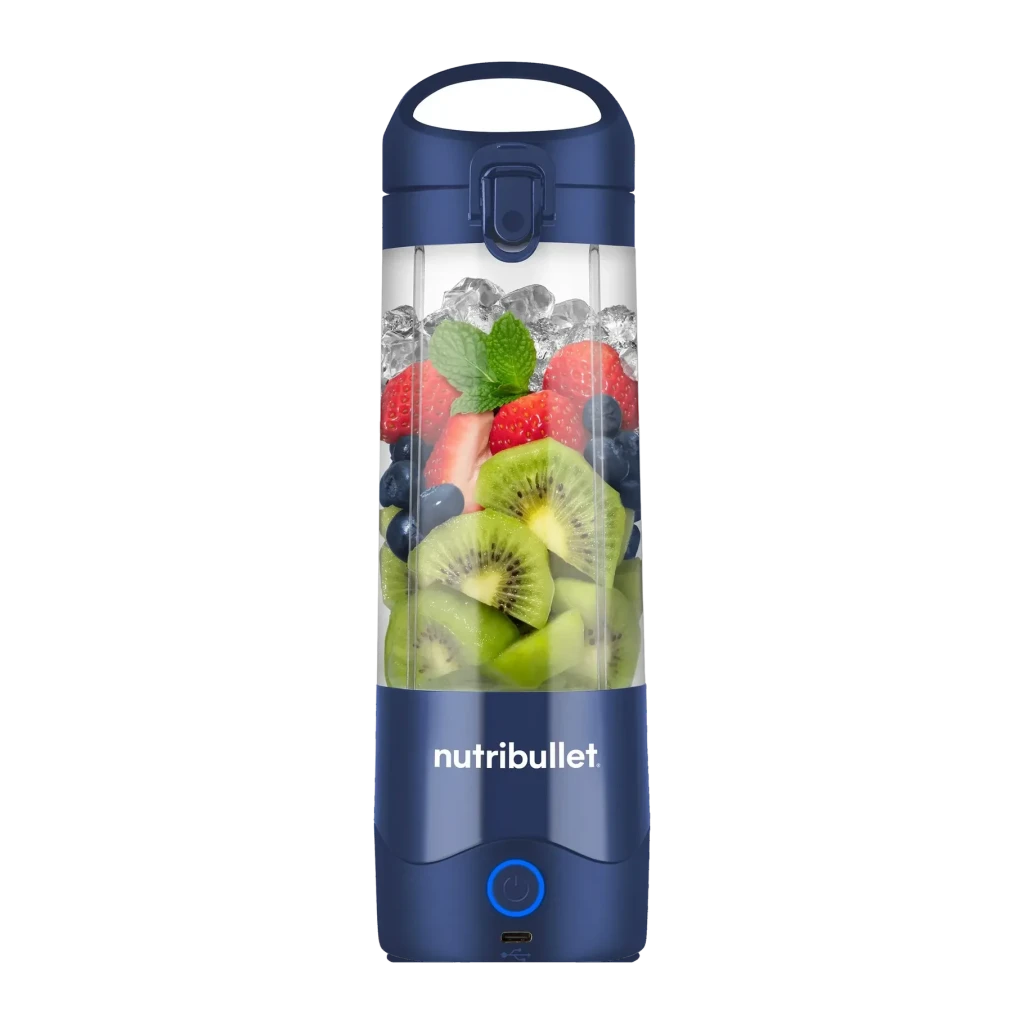 Blender portable NutriBullet 475ml Bleu NBP003NBL, détail: bol transparent avec kiwi, fraises, myrtilles et glace, base