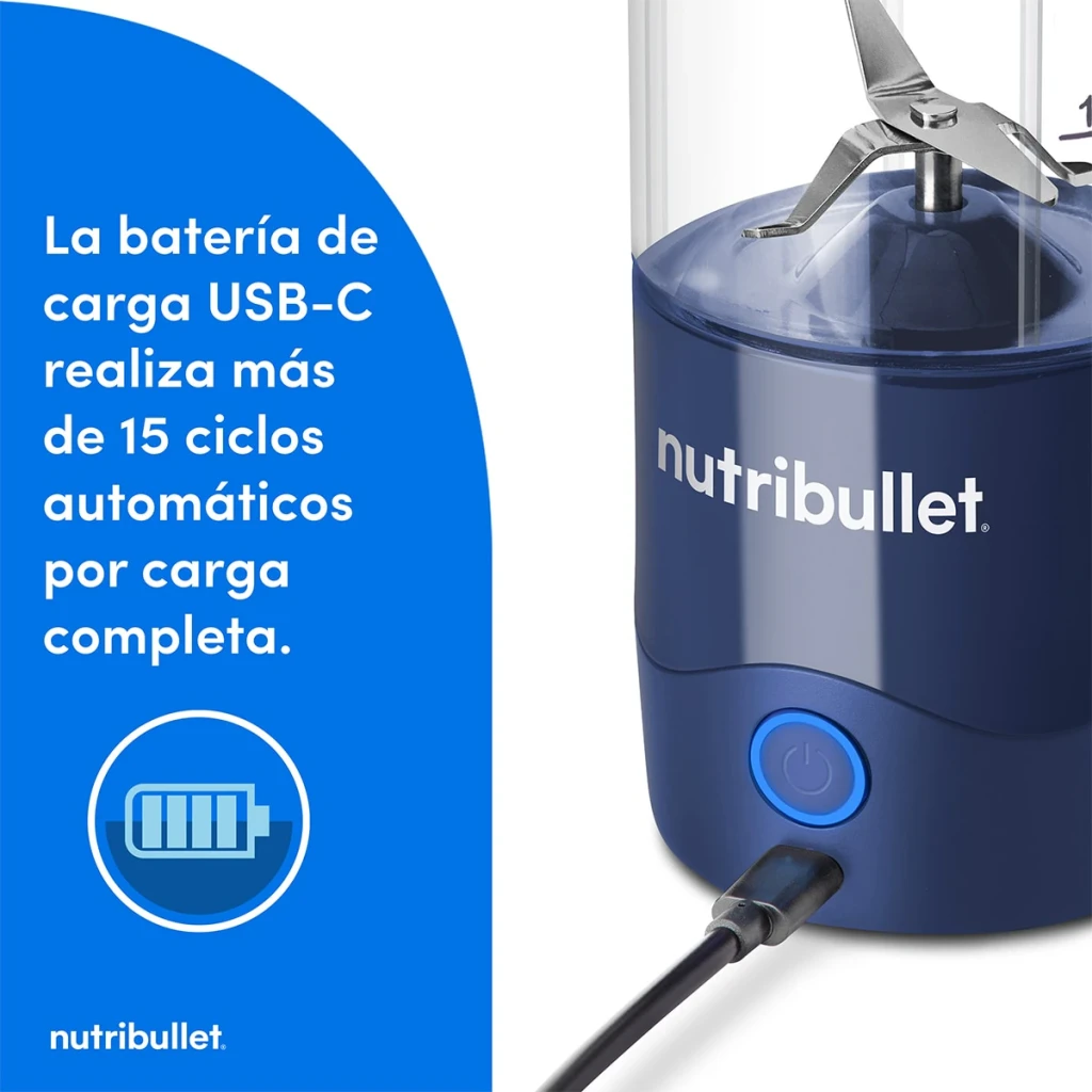 Blender portable NutriBullet 475ml Bleu NBP003NBL, détail: base bleue avec bouton marche et câble USB-C branché
