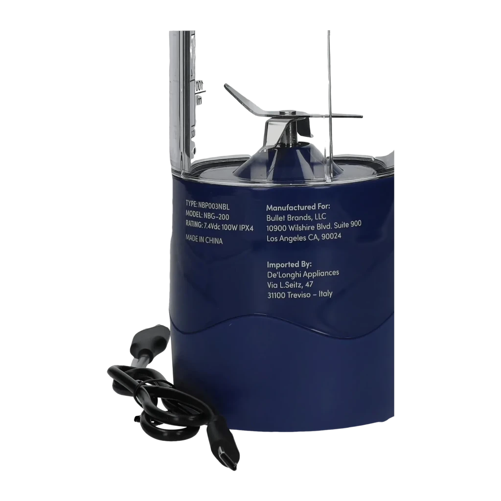 Blender portable NutriBullet 475ml Bleu NBP003NBL, vue arrière: étiquette technique, lames et câble USB visibles