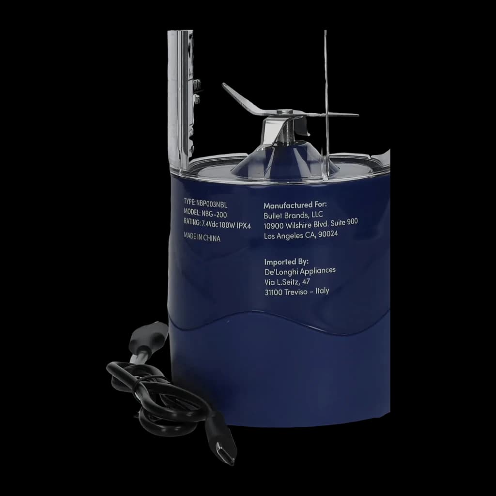 Blender portable NutriBullet 475ml Bleu NBP003NBL, vue arrière: étiquette technique, lames et câble USB visibles