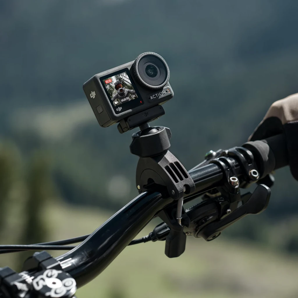 Soporte de manillar DJI Osmo Action Mini Handlebar Mount Negro en uso: sujeto al manillar de MTB con cámara grabando