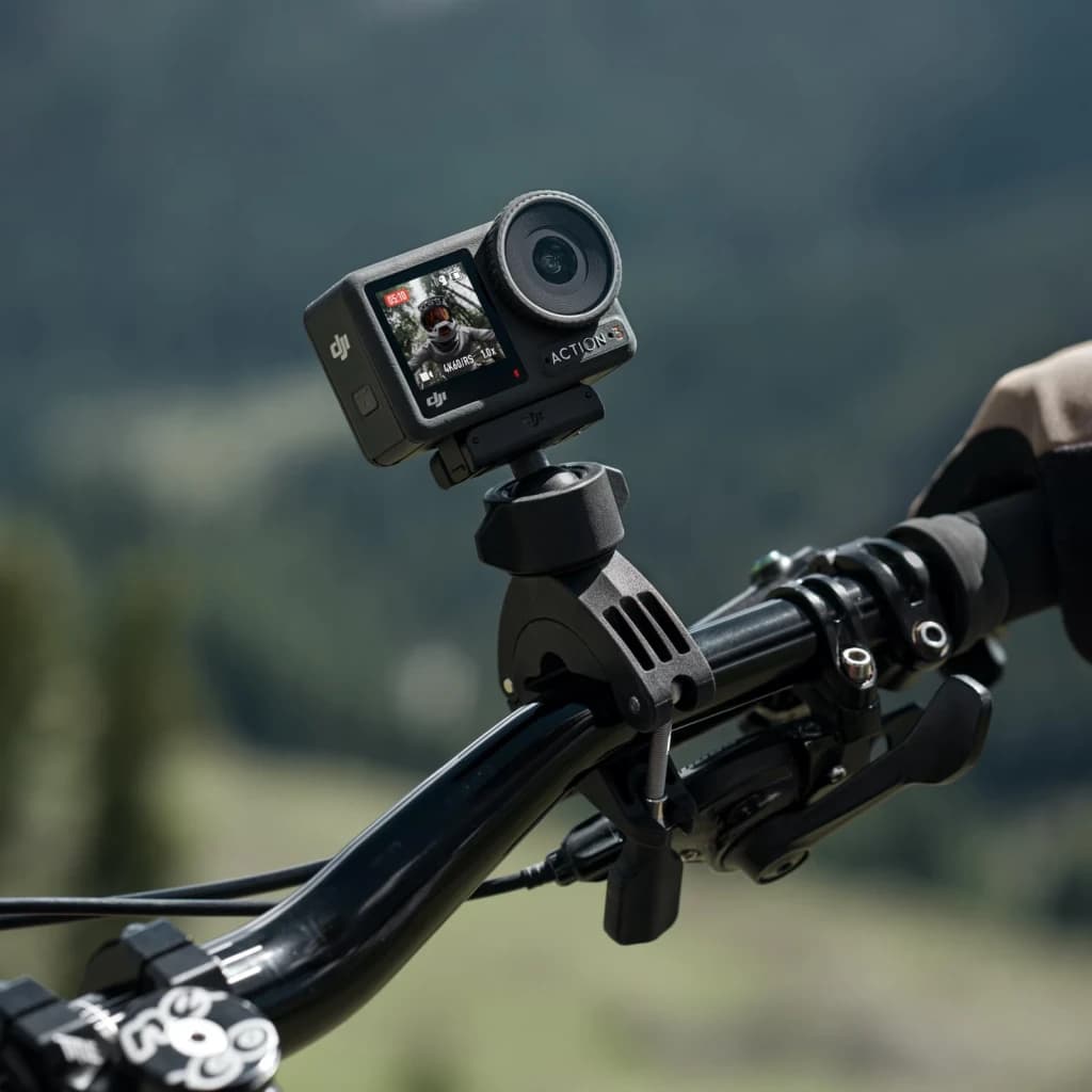 Soporte de manillar DJI Osmo Action Mini Handlebar Mount Negro en uso: sujeto al manillar de MTB con cámara grabando
