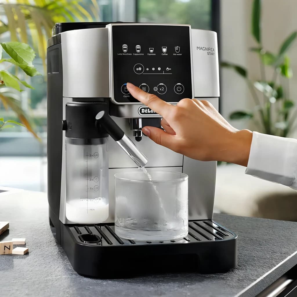 Máquina de café superautomática De'Longhi Magnifica Start Milk 1,8L Moinho integrado Prata ECAM220.80.SB, em uso: mão
