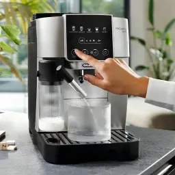 Máquina de café superautomática De'Longhi Magnifica Start Milk 1,8L Moinho integrado Prata ECAM220.80.SB, em uso: mão